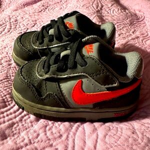 Baby Nike shoes size 5 EasyOn